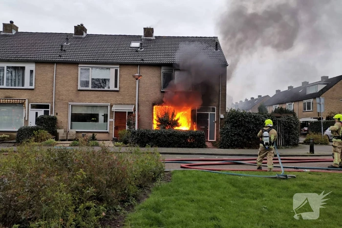 Veel rook bij uitslaande woningbrand