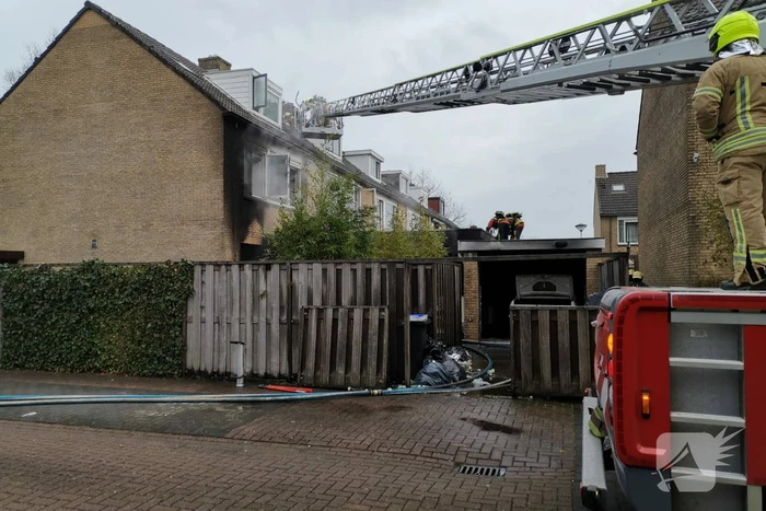 Veel rook bij uitslaande woningbrand