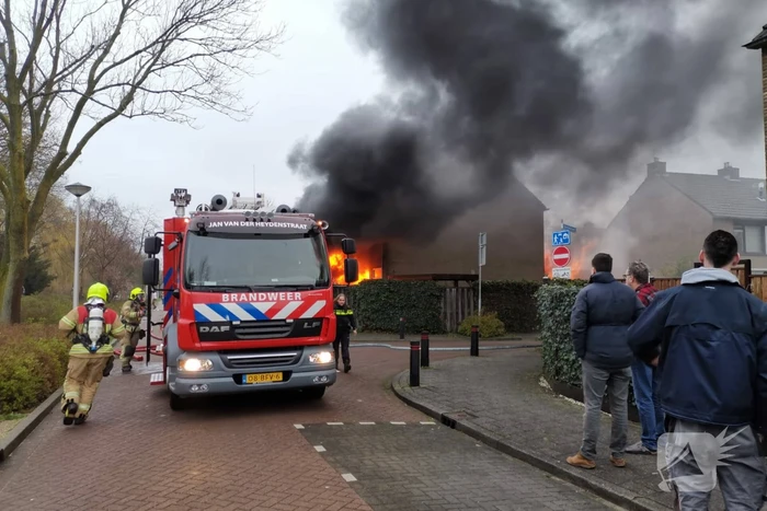 Veel rook bij uitslaande woningbrand