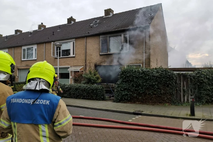 Veel rook bij uitslaande woningbrand