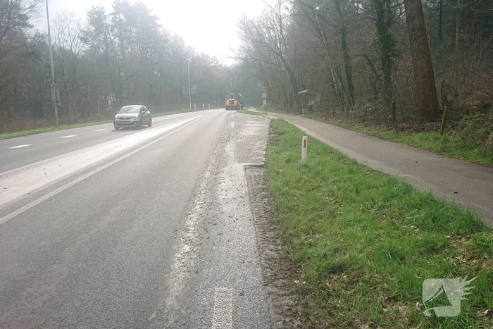 Betonwagen verliest lading op provinciale weg