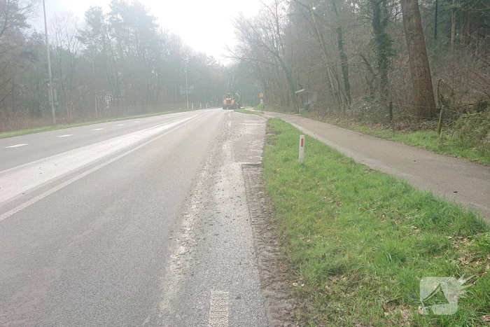 Betonwagen verliest lading op provinciale weg