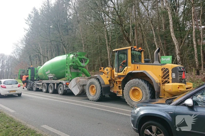 Betonwagen verliest lading op provinciale weg