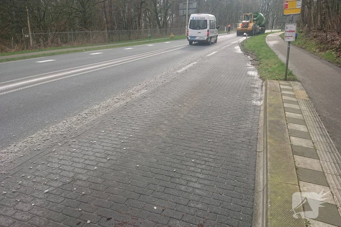 Betonwagen verliest lading op provinciale weg