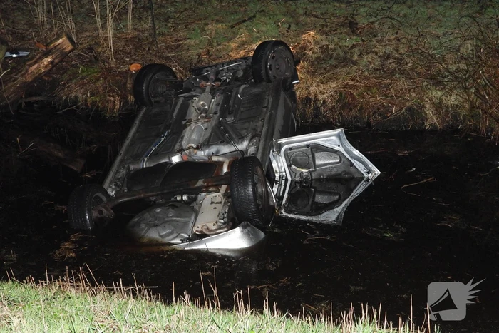 Auto belandt op de kop in de sloot