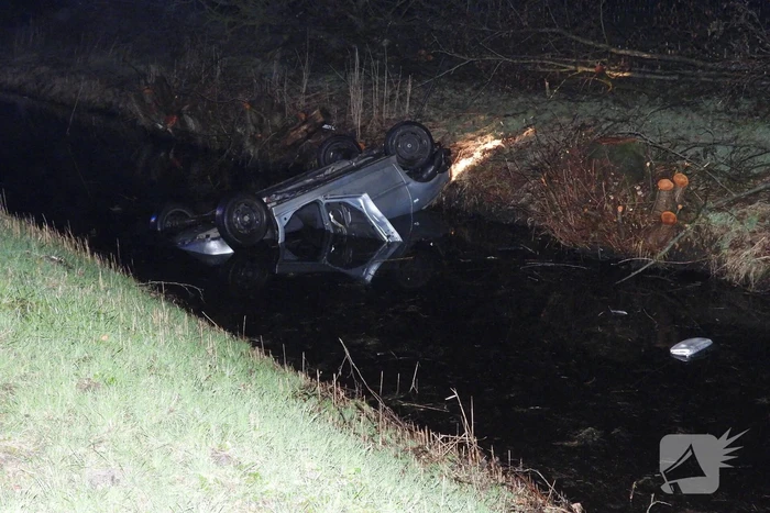 Auto belandt op de kop in de sloot