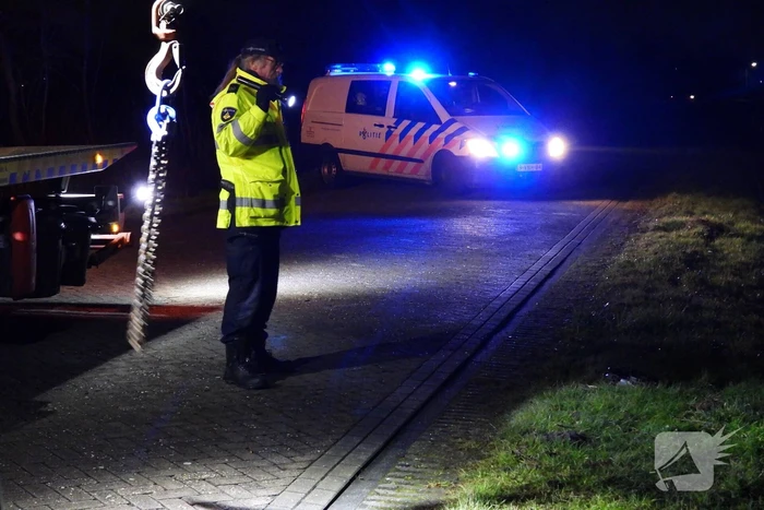Auto belandt op de kop in de sloot