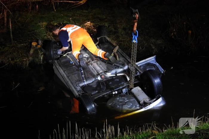 Auto belandt op de kop in de sloot
