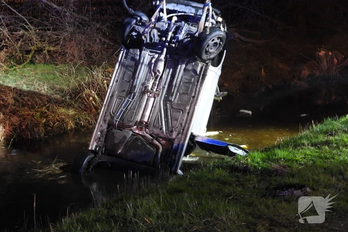 Auto belandt op de kop in de sloot