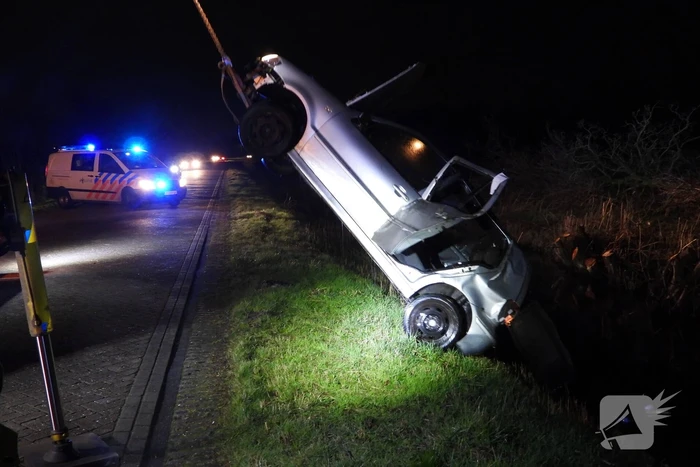 Auto belandt op de kop in de sloot