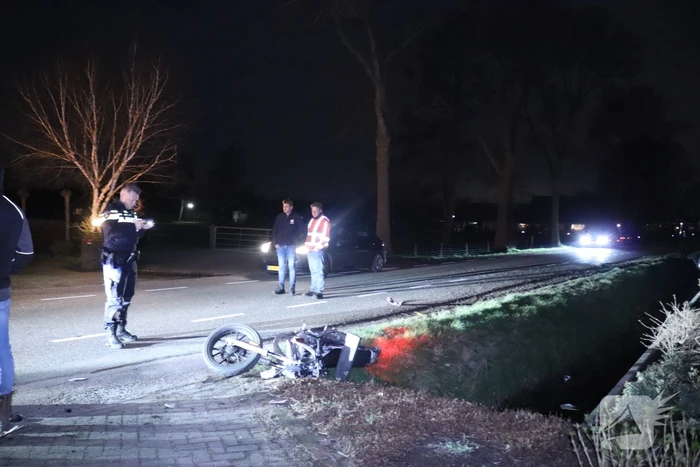 Auto op de kant in een sloot na aanrijding