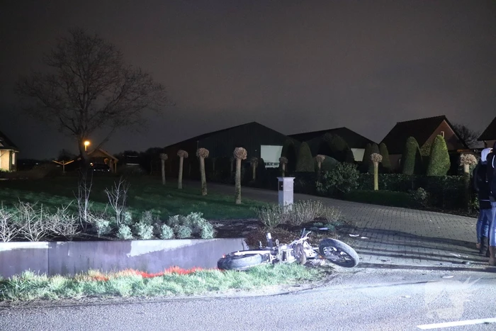 Auto op de kant in een sloot na aanrijding