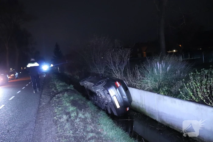 Auto op de kant in een sloot na aanrijding