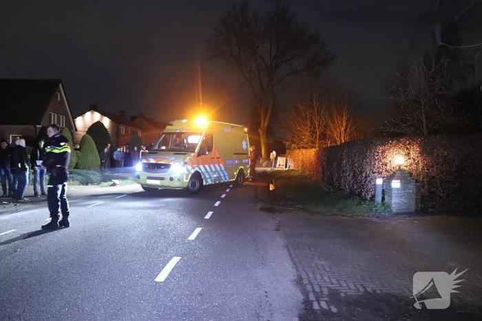 Auto op de kant in een sloot na aanrijding