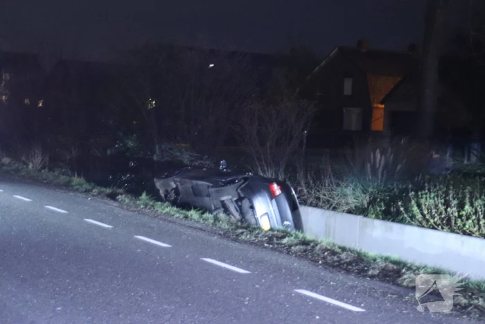 Auto op de kant in een sloot na aanrijding