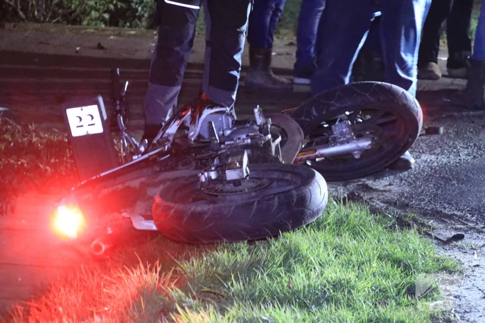 Auto op de kant in een sloot na aanrijding