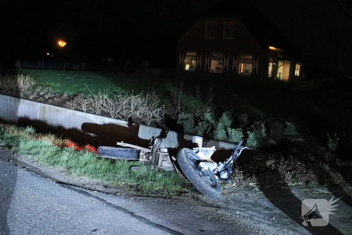 Auto op de kant in een sloot na aanrijding
