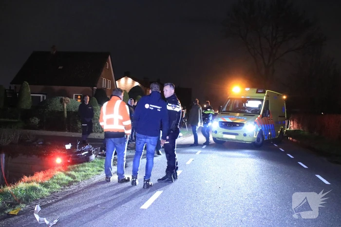 Auto op de kant in een sloot na aanrijding