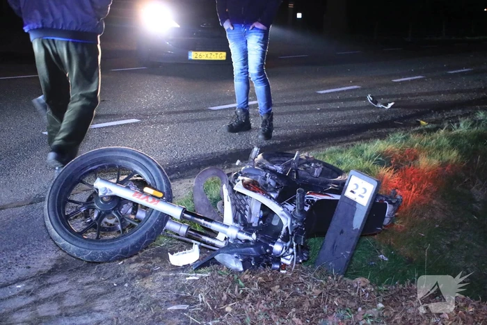 Auto op de kant in een sloot na aanrijding