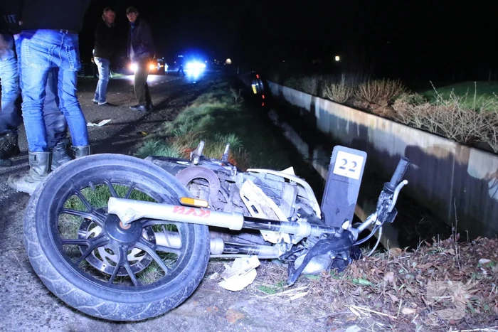 Auto op de kant in een sloot na aanrijding