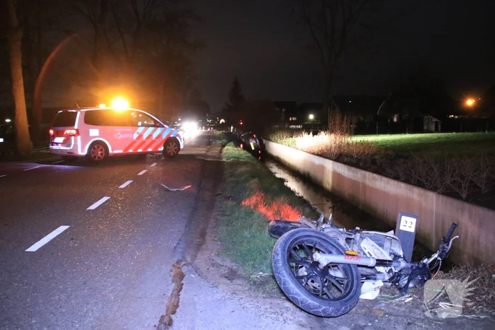 Auto op de kant in een sloot na aanrijding