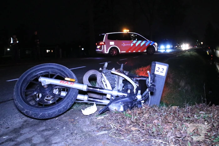 Auto op de kant in een sloot na aanrijding