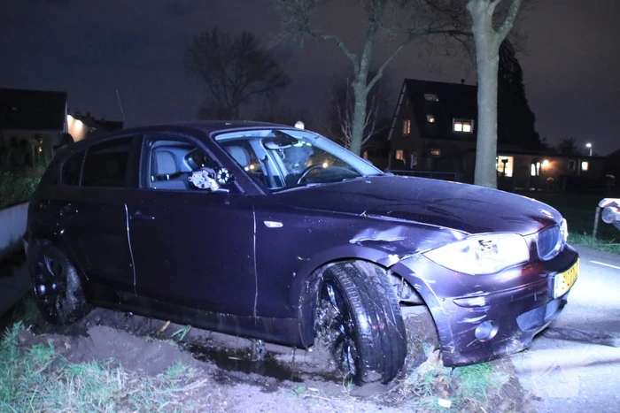Auto op de kant in een sloot na aanrijding