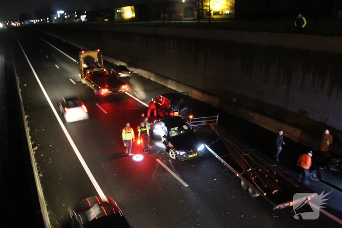 Auto botst op SUV met aanhanger in tunnelbak snelweg