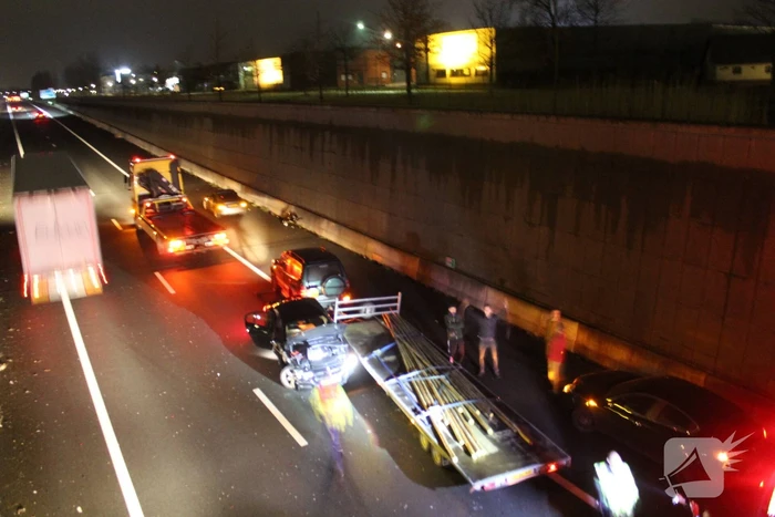 Auto botst op SUV met aanhanger in tunnelbak snelweg