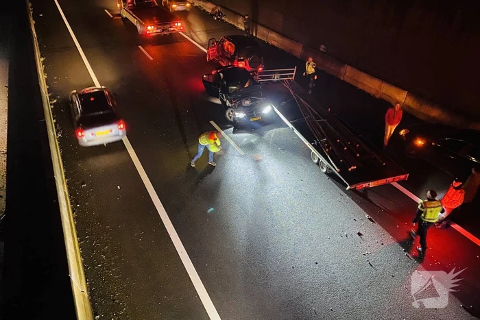 Auto botst op SUV met aanhanger in tunnelbak snelweg