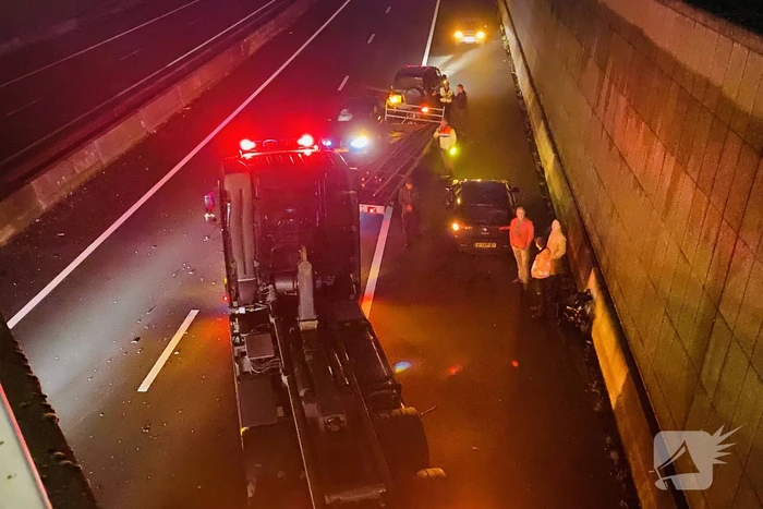 Auto botst op SUV met aanhanger in tunnelbak snelweg