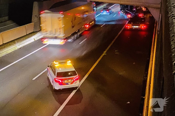 Auto botst op SUV met aanhanger in tunnelbak snelweg