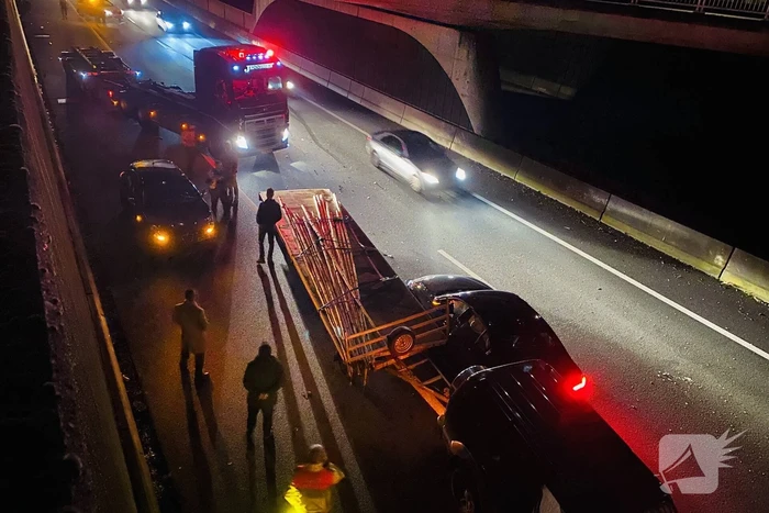 Auto botst op SUV met aanhanger in tunnelbak snelweg