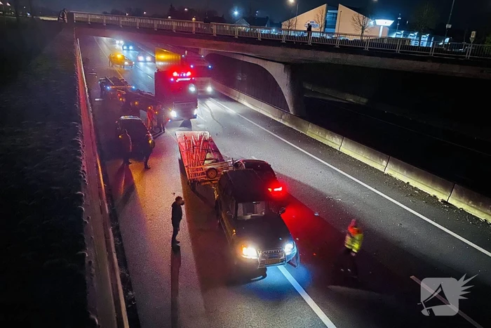 Auto botst op SUV met aanhanger in tunnelbak snelweg