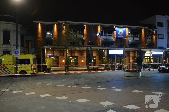Verwarde man op dak van Eden Oranje Hotel