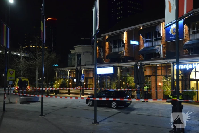 Verwarde man op dak van Eden Oranje Hotel