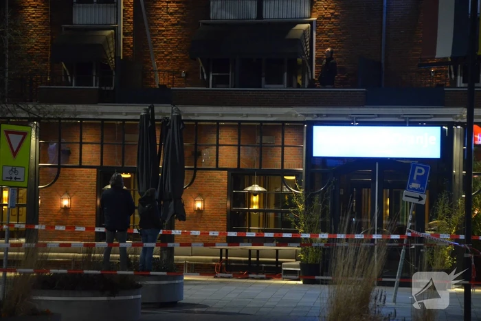 Verwarde man op dak van Eden Oranje Hotel