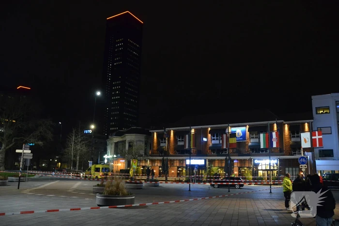 Verwarde man op dak van Eden Oranje Hotel