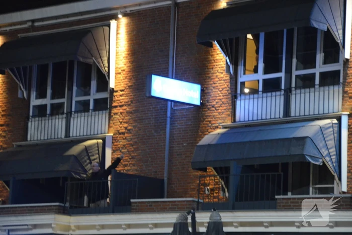 Verwarde man op dak van Eden Oranje Hotel