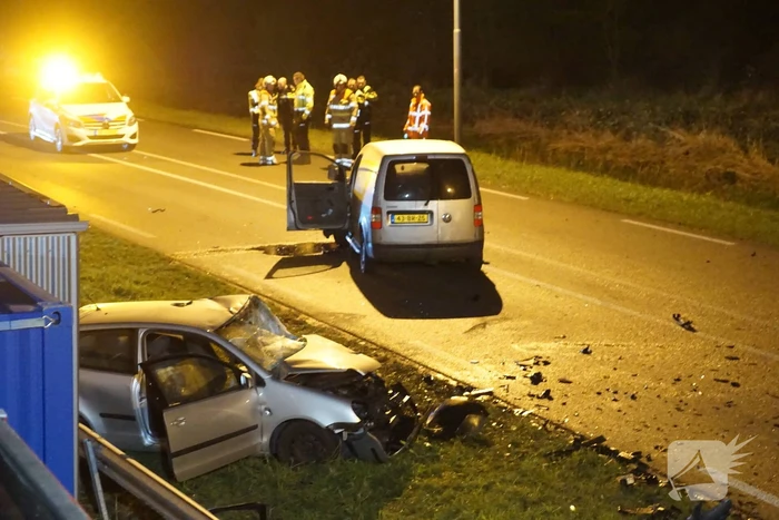 Frontale aanrijding tussen auto bestelbus