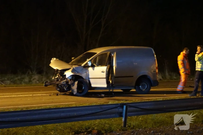 Frontale aanrijding tussen auto bestelbus
