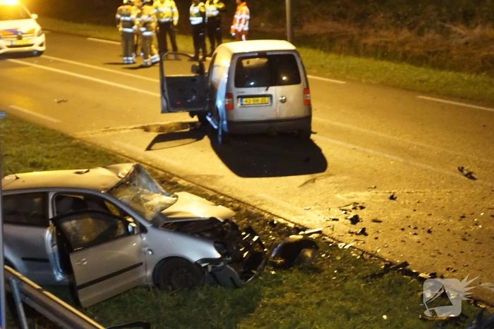 Frontale aanrijding tussen auto bestelbus