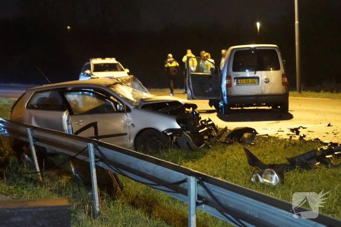 Frontale aanrijding tussen auto bestelbus