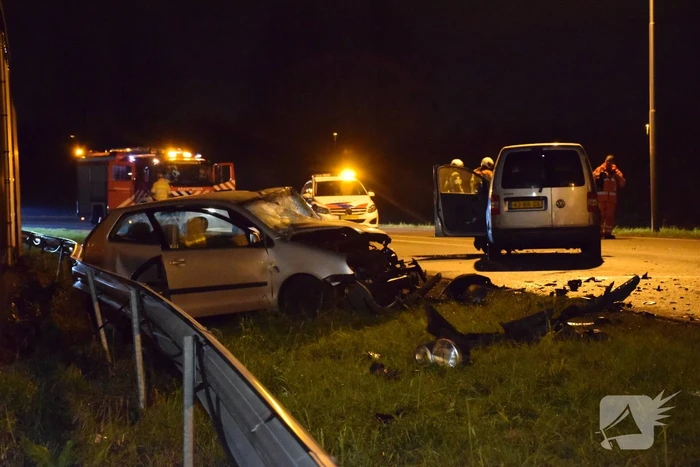 Frontale aanrijding tussen auto bestelbus
