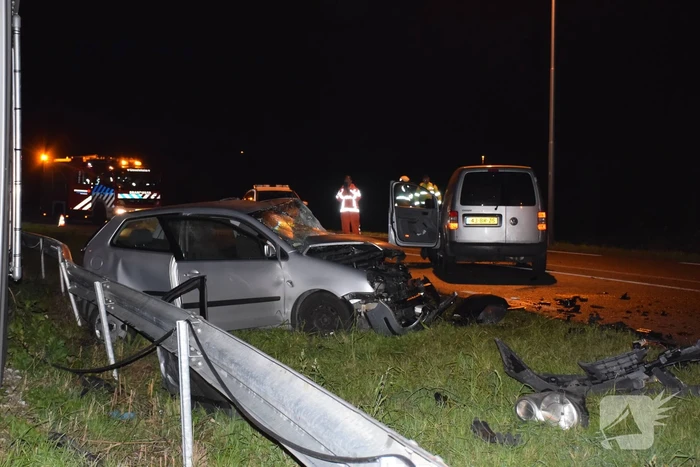 Frontale aanrijding tussen auto bestelbus