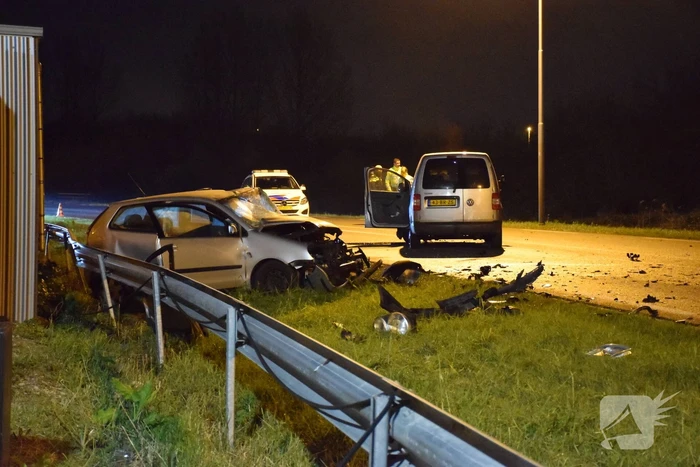 Frontale aanrijding tussen auto bestelbus
