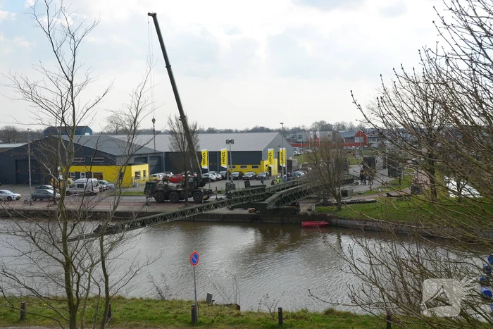 Leger oefent met bouw van een tijdelijke Elfstedenbrug