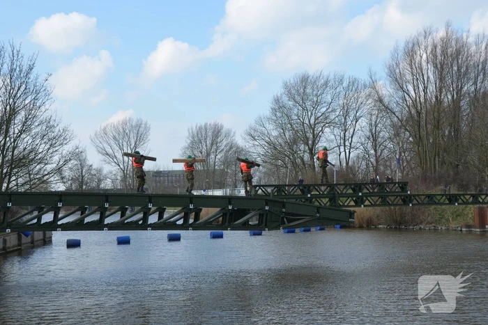 Leger oefent met bouw van een tijdelijke Elfstedenbrug