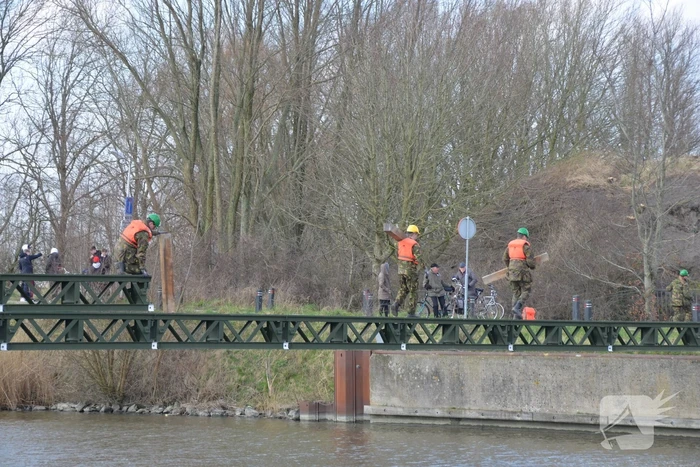 Leger oefent met bouw van een tijdelijke Elfstedenbrug