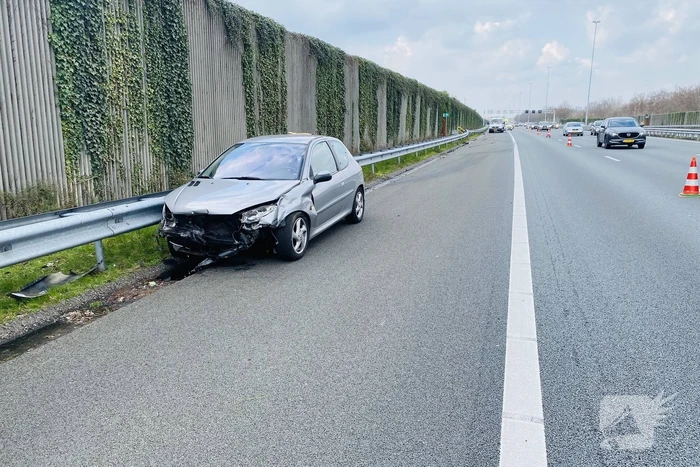Auto belandt in de vangrail op snelweg